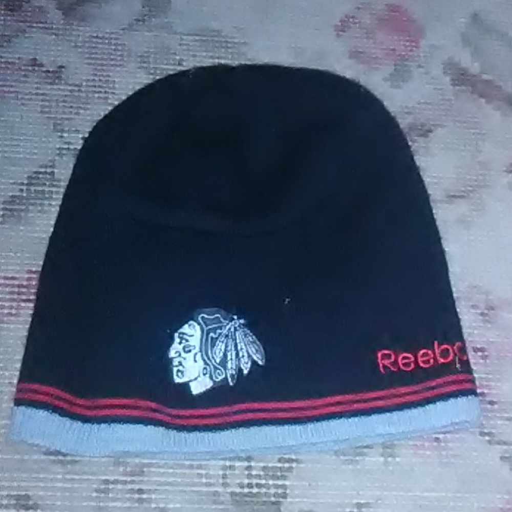 Like new Chicago blackhawks winter beanie
